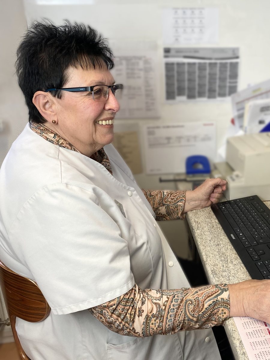 Barbara Brugger an der Rezeptannahme
