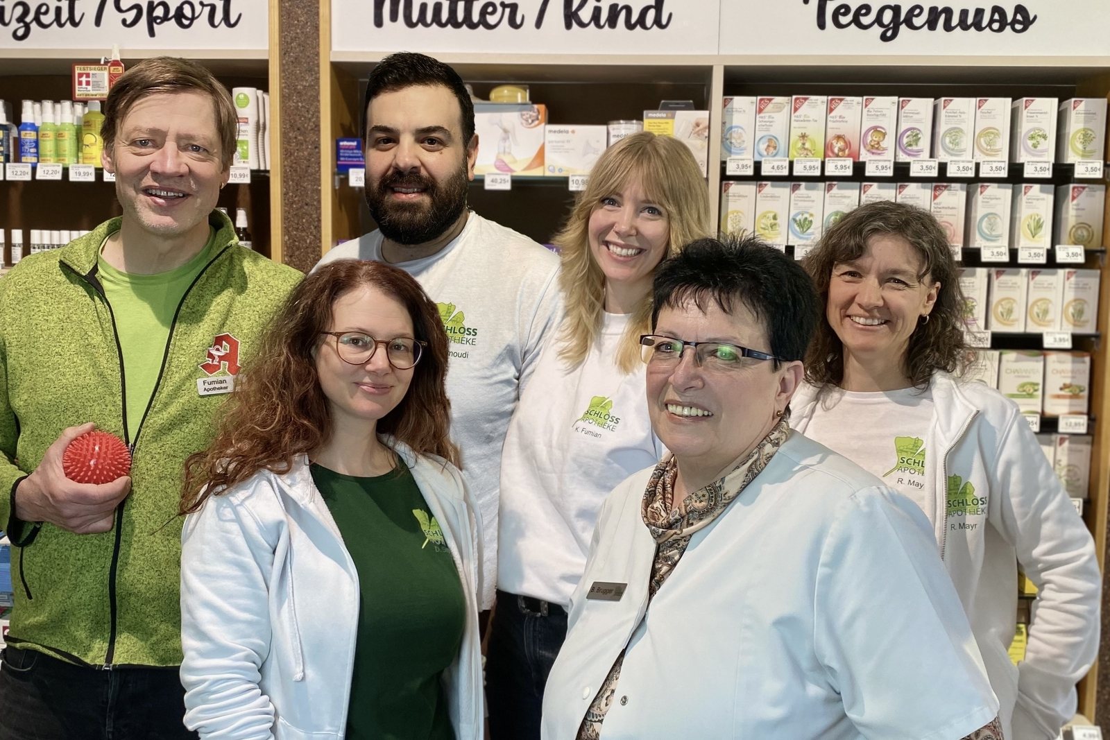 Das Team der Schloss-Apotheke Marktoberdorf gemeinsam im Verkaufsraum